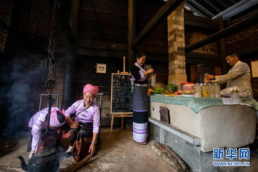 (決戰(zhàn)決勝脫貧攻堅(jiān)·圖文互動(dòng))(1)眼前的生活就是詩和遠(yuǎn)方——藝術(shù)引領(lǐng)云南傣族山村蝶變