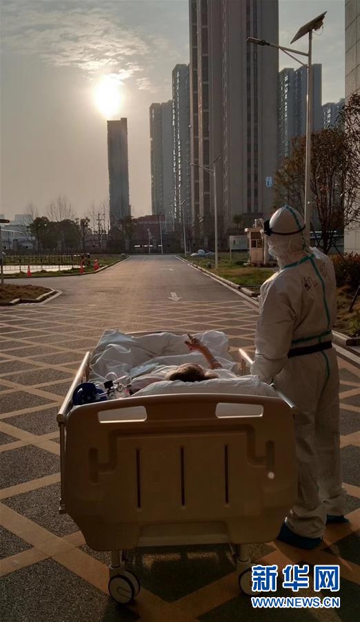 (新華全媒頭條·圖文互動)(8)以仁心仁術(shù)造福人民——寫在第三個中國醫(yī)師節(jié)之際