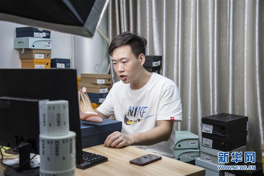 （總書記推動的改革身邊事&middot;就業(yè)創(chuàng)業(yè)改革篇&middot;圖文互動）（1）特寫：&ldquo;網(wǎng)絡(luò)主播背后是轟鳴的工廠&rdquo;&mdash;&mdash;聆聽經(jīng)濟復蘇的新訊號