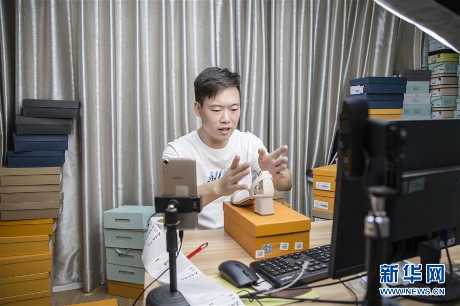 （總書記推動的改革身邊事&middot;就業(yè)創(chuàng)業(yè)改革篇&middot;圖文互動）（2）特寫：&ldquo;網(wǎng)絡(luò)主播背后是轟鳴的工廠&rdquo;&mdash;&mdash;聆聽經(jīng)濟復蘇的新訊號