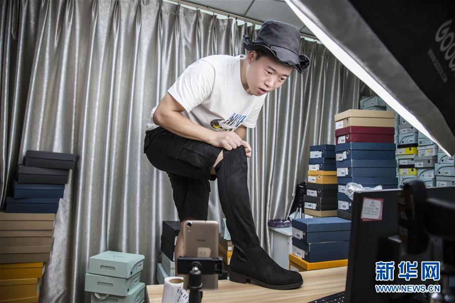 （總書記推動的改革身邊事&middot;就業(yè)創(chuàng)業(yè)改革篇&middot;圖文互動）（3）特寫：&ldquo;網(wǎng)絡(luò)主播背后是轟鳴的工廠&rdquo;&mdash;&mdash;聆聽經(jīng)濟復蘇的新訊號