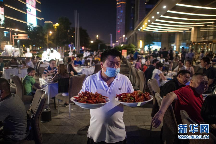 （在習(xí)近平新時(shí)代中國(guó)特色社會(huì)主義思想指引下&mdash;&mdash;新時(shí)代新作為新篇章&middot;習(xí)近平總書記關(guān)切事&middot;圖文互動(dòng)）（4）消費(fèi)回暖市聲新&mdash;&mdash;內(nèi)需動(dòng)力不斷釋放的市場(chǎng)觀察