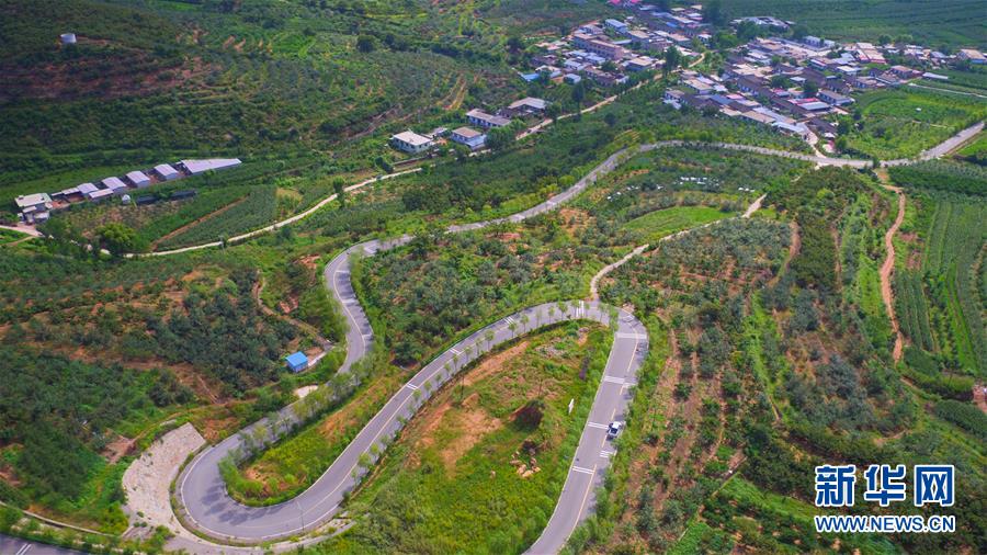 （新華全媒頭條&middot;走向我們的小康生活&middot;圖文互動(dòng)）（1）長城腳下，小康村串成&ldquo;珍珠鏈&rdquo;