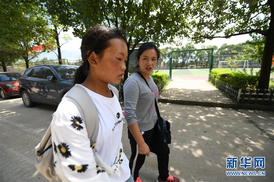 （熱點鮮報&middot;圖文互動）（1）為了大涼山的下一代，她奔赴在助學(xué)路上