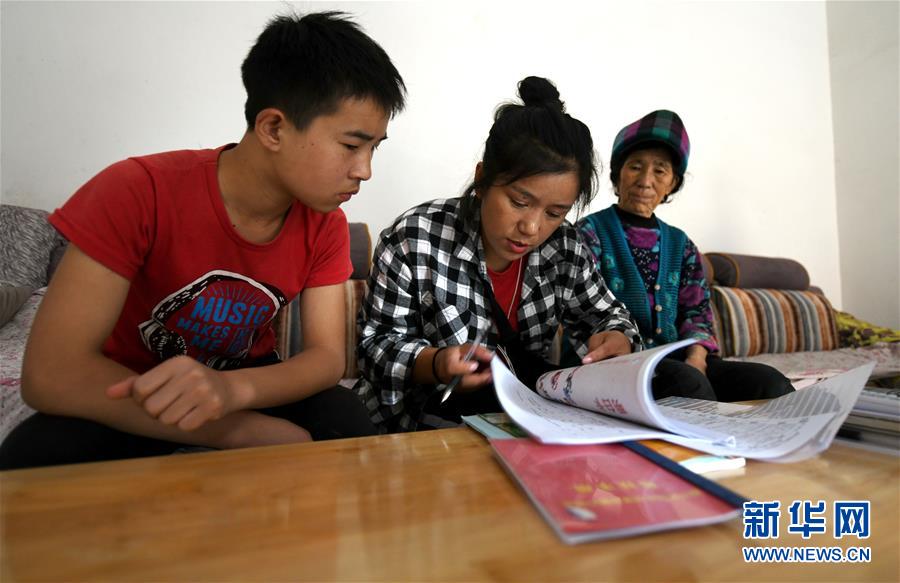 （熱點鮮報&middot;圖文互動）（6）為了大涼山的下一代，她奔赴在助學(xué)路上