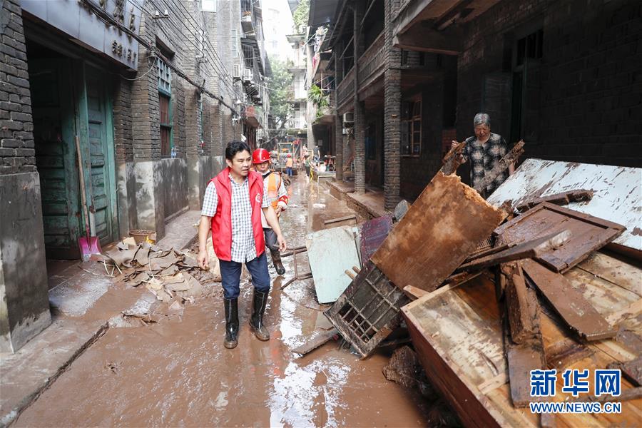 （在習(xí)近平新時(shí)代中國(guó)特色社會(huì)主義思想指引下&mdash;&mdash;新時(shí)代新作為新篇章&middot;習(xí)近平總書記關(guān)切事&middot;圖文互動(dòng)）（4）洪峰浪尖，鮮紅的黨旗高高飄揚(yáng)&mdash;&mdash;記防汛抗洪一線的共產(chǎn)黨員
