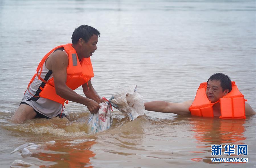 （在習(xí)近平新時(shí)代中國(guó)特色社會(huì)主義思想指引下&mdash;&mdash;新時(shí)代新作為新篇章&middot;習(xí)近平總書記關(guān)切事&middot;圖文互動(dòng)）（5）洪峰浪尖，鮮紅的黨旗高高飄揚(yáng)&mdash;&mdash;記防汛抗洪一線的共產(chǎn)黨員