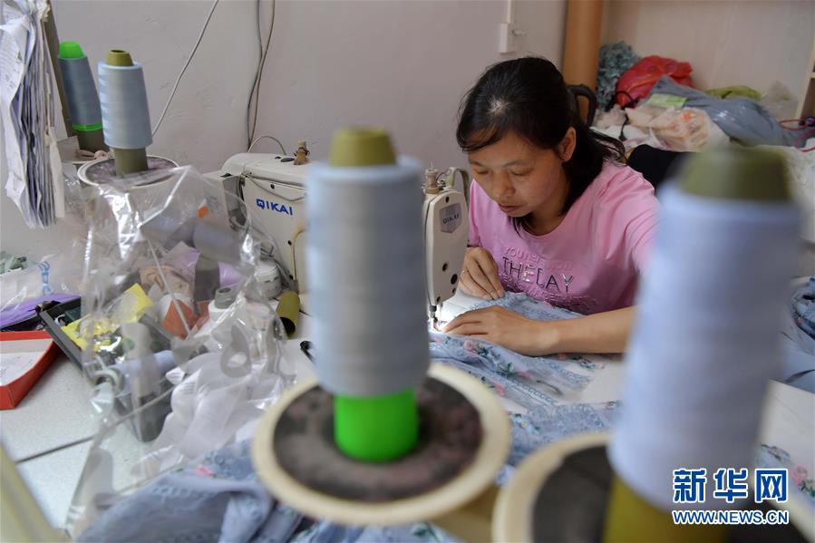 （走向我們的小康生活&middot;圖文互動(dòng)）（2）&ldquo;一件衣裳&rdquo;，藏著脫貧致富新天地