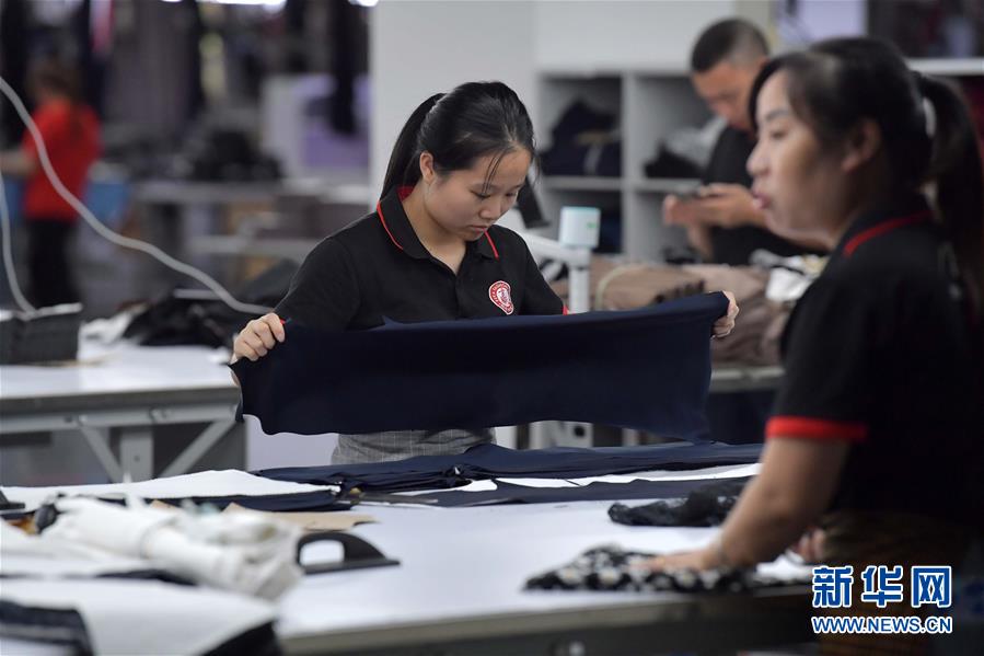 （走向我們的小康生活&middot;圖文互動(dòng)）（3）&ldquo;一件衣裳&rdquo;，藏著脫貧致富新天地