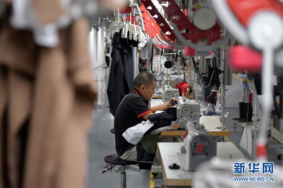 （走向我們的小康生活&middot;圖文互動(dòng)）（4）&ldquo;一件衣裳&rdquo;，藏著脫貧致富新天地