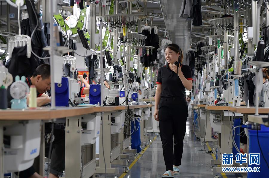 （走向我們的小康生活&middot;圖文互動(dòng)）（5）&ldquo;一件衣裳&rdquo;，藏著脫貧致富新天地