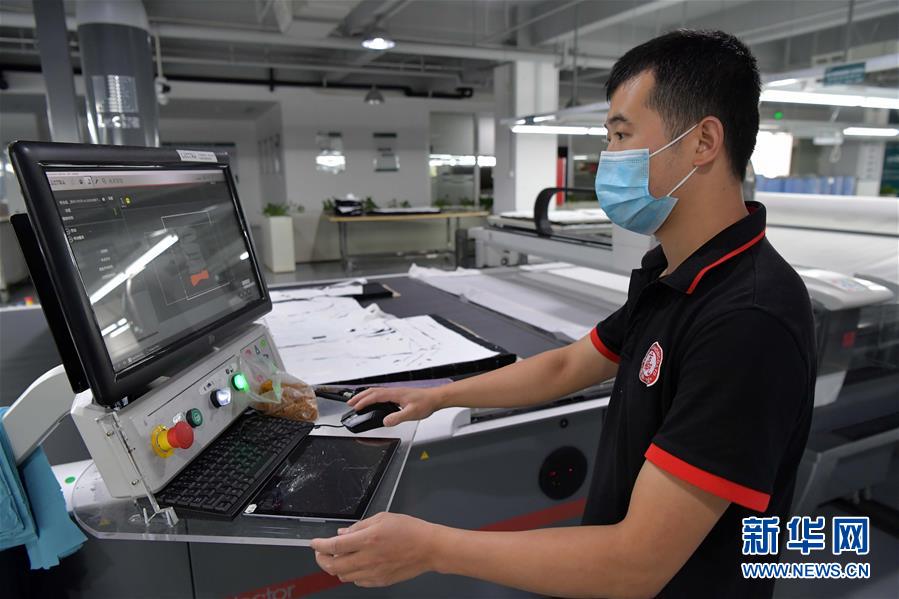 （走向我們的小康生活&middot;圖文互動(dòng)）（6）&ldquo;一件衣裳&rdquo;，藏著脫貧致富新天地