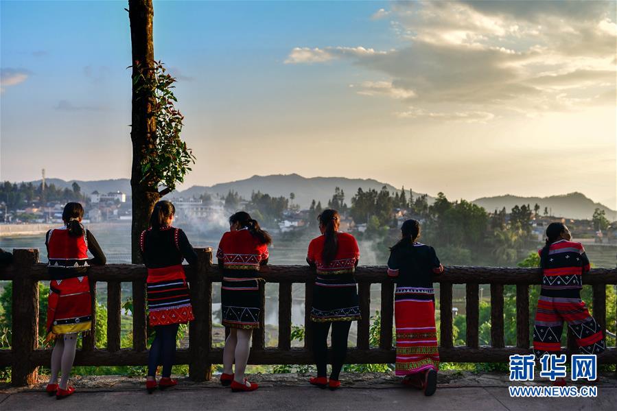 （新華全媒頭條&middot;決戰(zhàn)決勝脫貧攻堅(jiān)&middot;督戰(zhàn)未摘帽貧困縣&middot;圖文互動(dòng)）（13）脫貧的歌聲&mdash;&mdash;云南直過民族和人口較少民族共入新時(shí)代