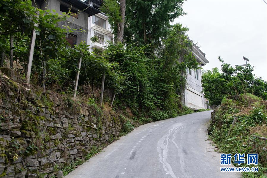 （集中連片特困地區(qū)貧困村調(diào)研行&middot;圖文互動(dòng)）（2）百果園里幸福長(zhǎng)&mdash;&mdash;湖南鳳凰縣菖蒲塘村脫貧調(diào)查