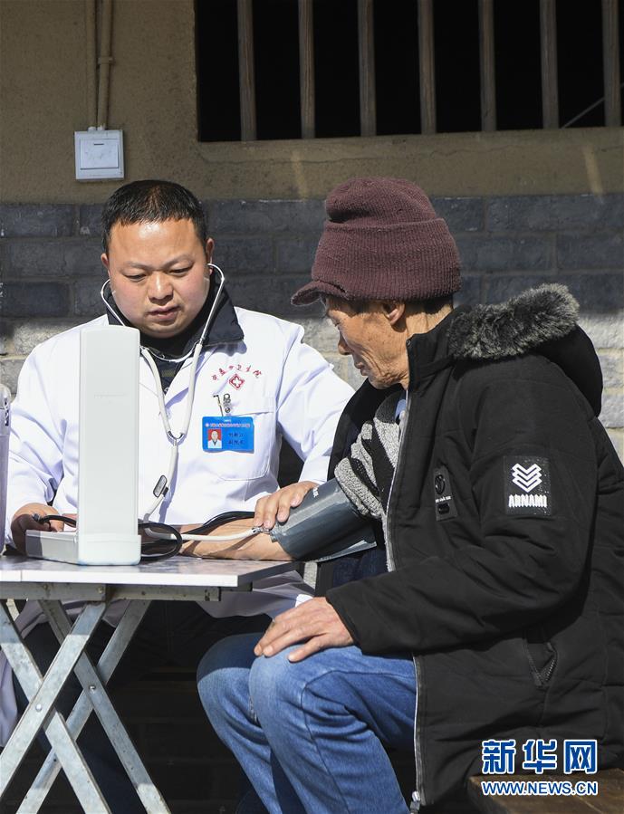 （習(xí)近平的小康故事&middot;新華網(wǎng)&middot;圖文互動(dòng)）（5）&ldquo;真正解決好基層群眾看病難、看病貴問題&rdquo;&mdash;&mdash;習(xí)近平和群眾健康的故事