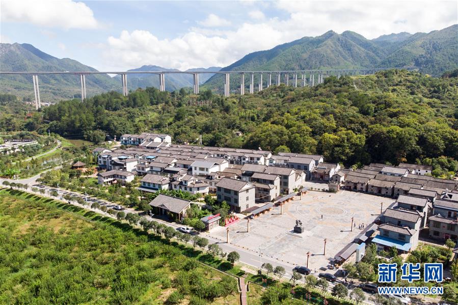 （習(xí)近平的小康故事&middot;新華網(wǎng)&middot;圖文互動(dòng)）（3）&ldquo;真正解決好基層群眾看病難、看病貴問題&rdquo;&mdash;&mdash;習(xí)近平和群眾健康的故事