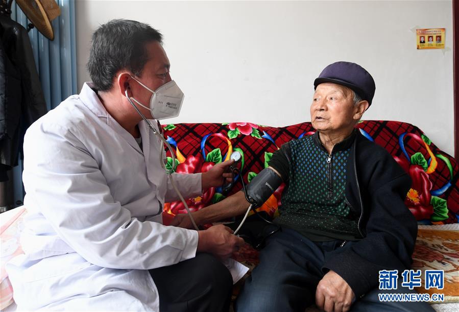 （習(xí)近平的小康故事&middot;新華網(wǎng)&middot;圖文互動(dòng)）（2）&ldquo;真正解決好基層群眾看病難、看病貴問題&rdquo;&mdash;&mdash;習(xí)近平和群眾健康的故事