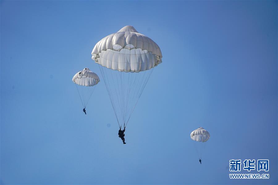 （在習(xí)近平強(qiáng)軍思想指引下&middot;我們?cè)趹?zhàn)位報(bào)告&middot;圖文互動(dòng)）（2）朵朵傘花綻放，勝戰(zhàn)精兵天降&mdash;&mdash;空降兵部隊(duì)某旅教導(dǎo)員余海龍帶領(lǐng)官兵傳承黃繼光精神記事