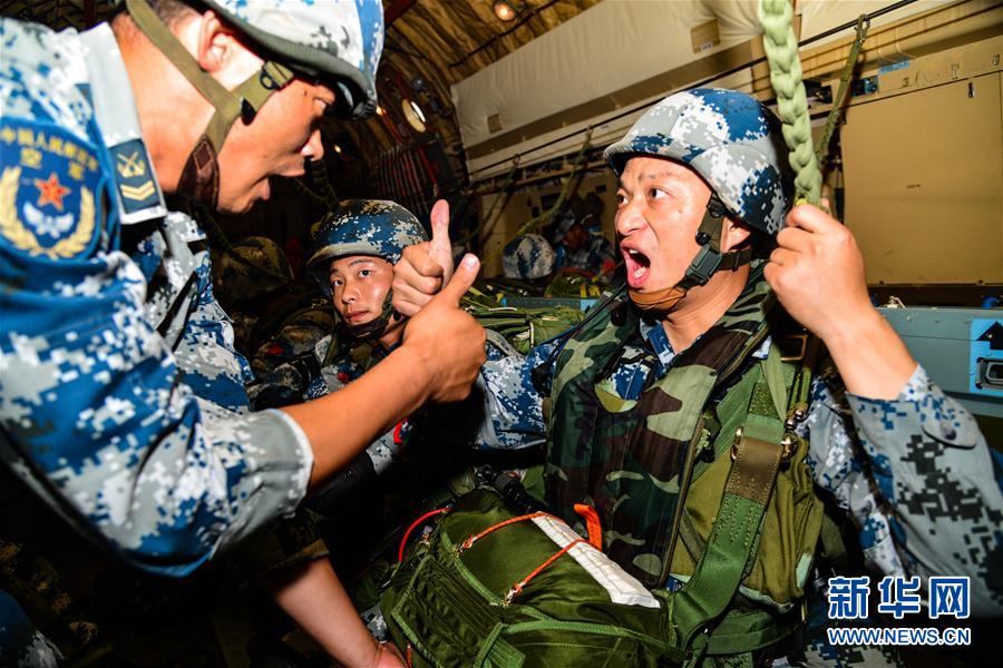 （在習(xí)近平強(qiáng)軍思想指引下&middot;我們?cè)趹?zhàn)位報(bào)告&middot;圖文互動(dòng)）（3）朵朵傘花綻放，勝戰(zhàn)精兵天降&mdash;&mdash;空降兵部隊(duì)某旅教導(dǎo)員余海龍帶領(lǐng)官兵傳承黃繼光精神記事