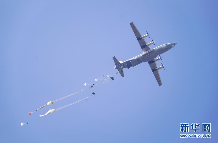 （在習(xí)近平強(qiáng)軍思想指引下&middot;我們?cè)趹?zhàn)位報(bào)告&middot;圖文互動(dòng)）（4）朵朵傘花綻放，勝戰(zhàn)精兵天降&mdash;&mdash;空降兵部隊(duì)某旅教導(dǎo)員余海龍帶領(lǐng)官兵傳承黃繼光精神記事