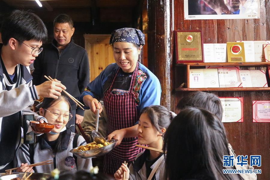 （在習(xí)近平新時(shí)代中國(guó)特色社會(huì)主義思想指引下&mdash;&mdash;新時(shí)代新作為新篇章&middot;習(xí)近平總書記關(guān)切事&middot;圖文互動(dòng)）（4）精準(zhǔn)扶貧7年，十八洞村&ldquo;長(zhǎng)&rdquo;出10余種新職業(yè)