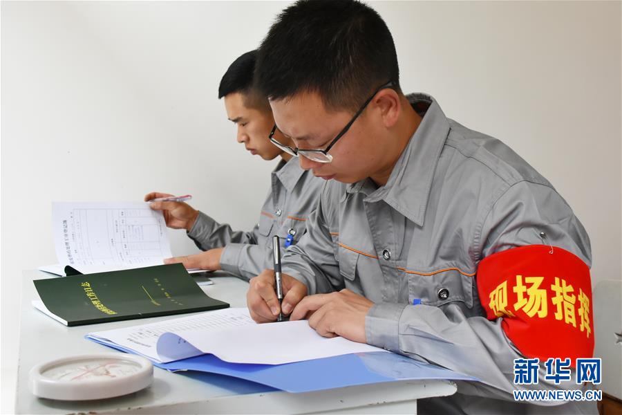 （在習(xí)近平強(qiáng)軍思想指引下&middot;我們在戰(zhàn)位報(bào)告&middot;圖文互動）（1）牢記統(tǒng)帥囑托  做刀尖上的舞者&mdash;&mdash;記聯(lián)勤保障部隊(duì)某報(bào)廢武器彈藥銷毀站參謀長陳雪禮