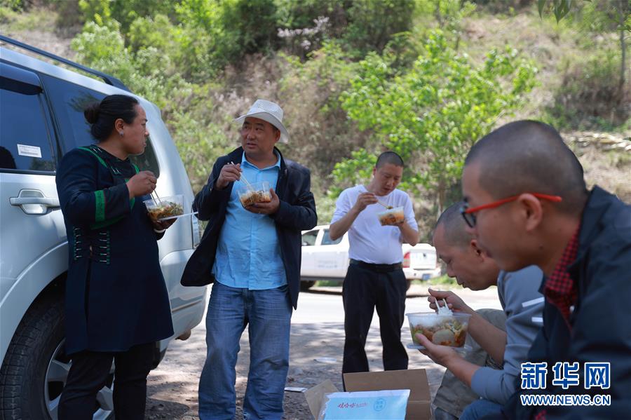 （代表委員履職）（9）全國人大代表吉克石烏：創(chuàng)建&ldquo;四好&rdquo;挑起脫貧大梁