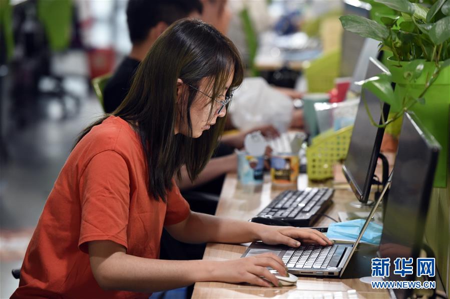 （新華全媒頭條&middot;兩會特別報(bào)道）（3）攻堅(jiān)克難贏未來&mdash;&mdash;從政府工作報(bào)告看2020年中國發(fā)展走向 