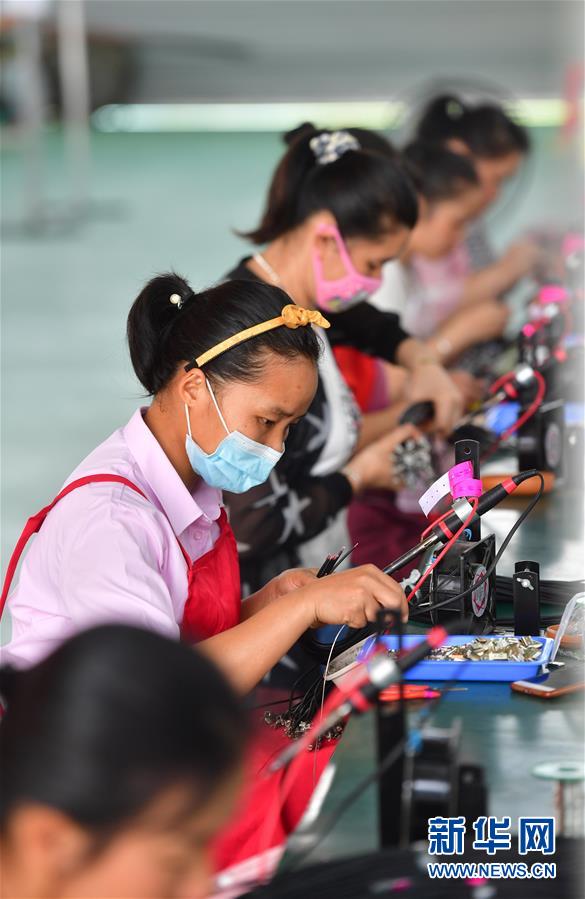 （新華全媒頭條&middot;兩會特別報(bào)道）（5）攻堅(jiān)克難贏未來&mdash;&mdash;從政府工作報(bào)告看2020年中國發(fā)展走向 