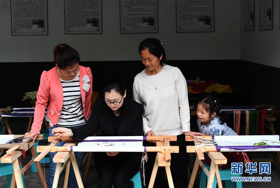 （兩會人物&middot;圖文互動）（1）帶娃、賺錢兩不誤&mdash;&mdash;一位農(nóng)民工代表眼中的脫貧新工作