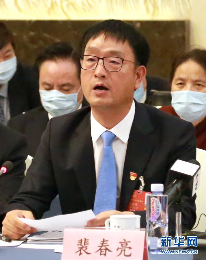 （兩會(huì)&middot;熱點(diǎn)畫(huà)報(bào)）（7）代表委員建言統(tǒng)籌做好經(jīng)濟(jì)社會(huì)發(fā)展工作