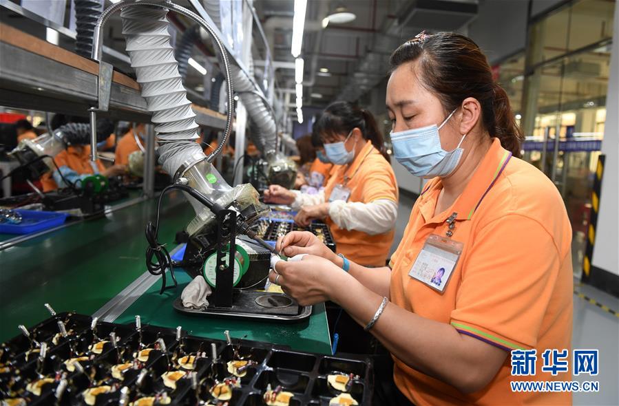 （兩會&middot;熱點畫報）（14）代表委員建言統(tǒng)籌做好經(jīng)濟社會發(fā)展工作