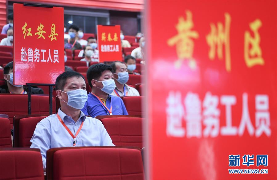 （兩會&middot;熱點畫報）（15）代表委員建言統(tǒng)籌做好經(jīng)濟(jì)社會發(fā)展工作