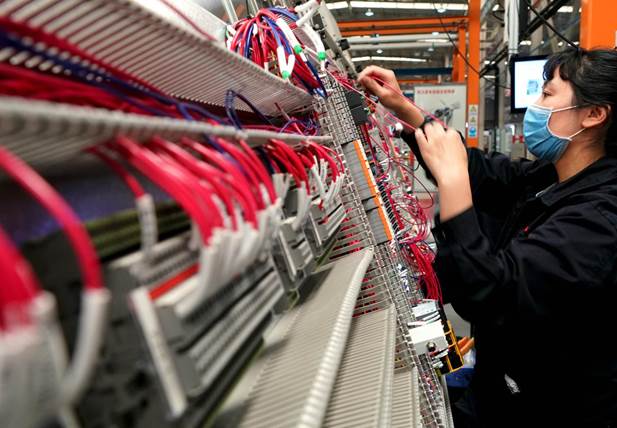 4月21日，在位于河南省許昌市的許繼電氣股份有限公司內(nèi)，工作人員在生產(chǎn)線上作業(yè)。新華社記者李安攝