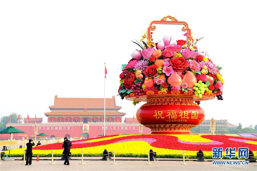 （圖文互動(dòng)）（2）7小時(shí)組裝！18米高巨型&ldquo;花果籃&rdquo;亮相天安門廣場