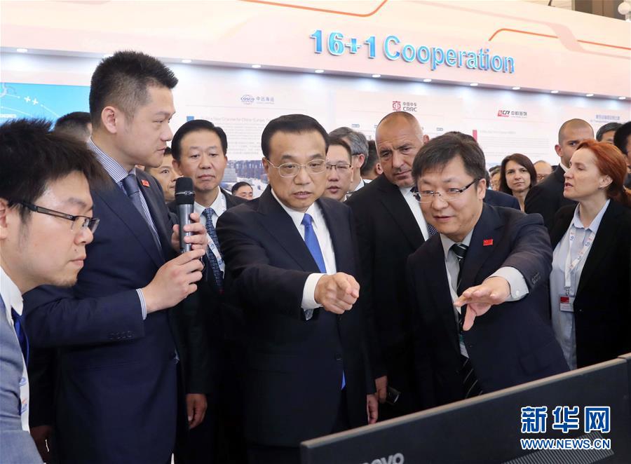 (時(shí)政)李克強(qiáng)參觀中國(guó)-中東歐國(guó)家地方合作成果展