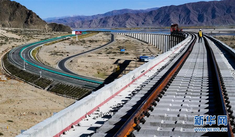 （兩會前夕看落實&middot;圖文互動）（3）格?；ㄩ_ 幸福路寬&mdash;&mdash;西藏落實習近平總書記全國兩會重要講話精神紀實