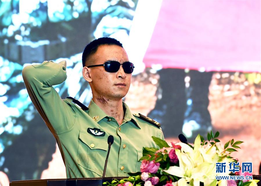 (軍事)(2)杜富國(guó)同志先進(jìn)事跡報(bào)告會(huì)在京舉行