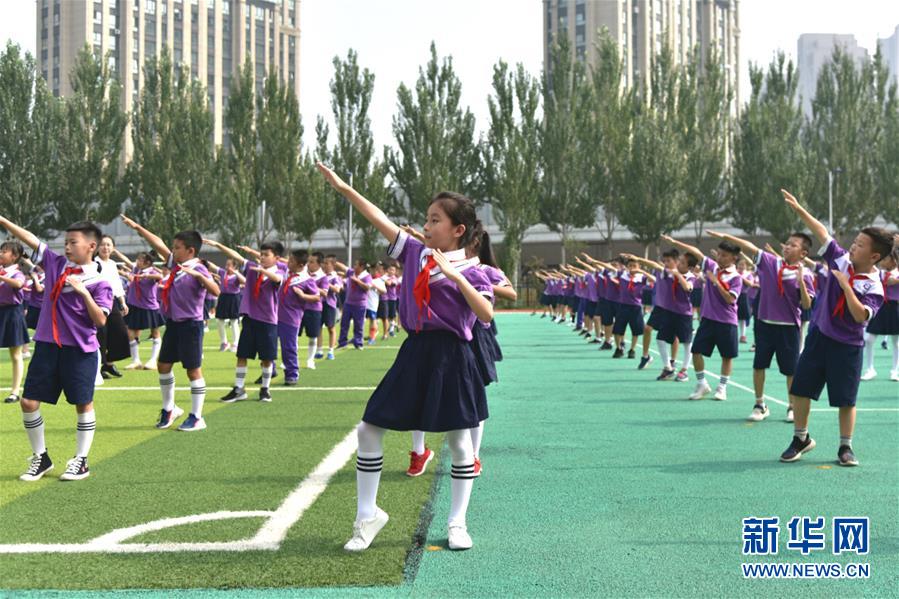 （體育&middot;圖文互動(dòng)）（1）（在習(xí)近平新時(shí)代中國特色社會(huì)主義思想指引下&mdash;&mdash;新時(shí)代新作為新篇章&middot;總書記關(guān)心的百姓身邊事）奔跑吧，少年！&mdash;&mdash;體育讓孩子們插上強(qiáng)壯的翅膀（配本社同題文字稿）