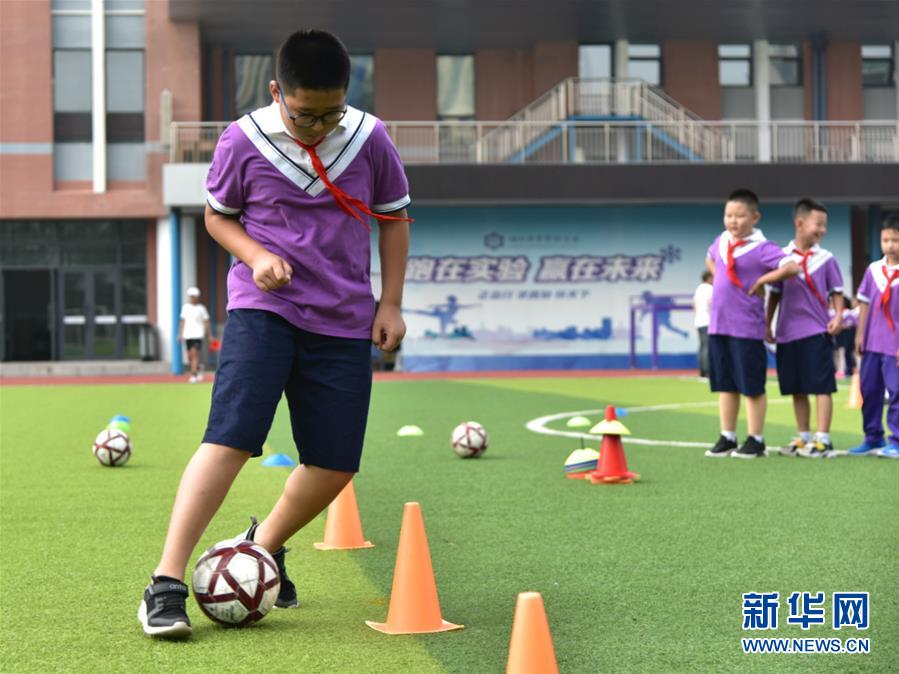 （體育&middot;圖文互動(dòng)）（2）（在習(xí)近平新時(shí)代中國特色社會(huì)主義思想指引下&mdash;&mdash;新時(shí)代新作為新篇章&middot;總書記關(guān)心的百姓身邊事）奔跑吧，少年！&mdash;&mdash;體育讓孩子們插上強(qiáng)壯的翅膀（配本社同題文字稿）