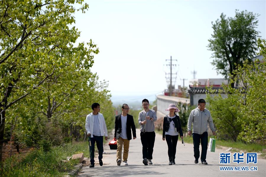 （在習(xí)近平新時(shí)代中國(guó)特色社會(huì)主義思想指引下&mdash;&mdash;新時(shí)代新作為新篇章&middot;總書記關(guān)心的百姓身邊事&middot;圖文互動(dòng)）（5）&ldquo;農(nóng)&rdquo;字頭照樣&ldquo;大&rdquo;作為&mdash;&mdash;豐收時(shí)節(jié)看涉農(nóng)高校人才在希望的田野