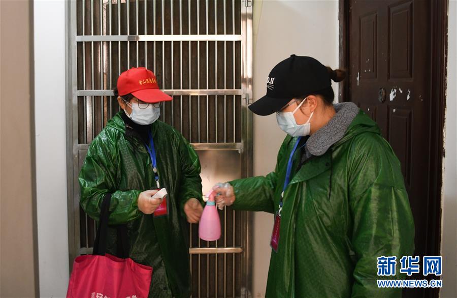 （習(xí)近平致敬的戰(zhàn)&ldquo;疫&rdquo;英雄&middot;社區(qū)工作者篇&middot;圖文互動）（9）他們，堅守一線戰(zhàn)風(fēng)雨