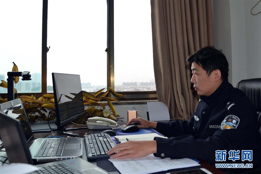 （習(xí)近平致敬的戰(zhàn)&ldquo;疫&rdquo;英雄&middot;公安干警篇&middot;圖文互動(dòng)）（8）他們，抗疫一線鑄警魂