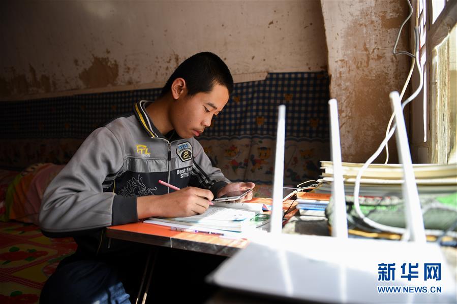 （在習(xí)近平新時代中國特色社會主義思想指引下&mdash;&mdash;新時代新作為新篇章&middot;習(xí)近平總書記關(guān)切事&middot;圖文互動）（7）讓城市更聰明　讓經(jīng)濟(jì)更智慧&mdash;&mdash;各地加快形成數(shù)字新動能促經(jīng)濟(jì)社會行穩(wěn)致遠(yuǎn)