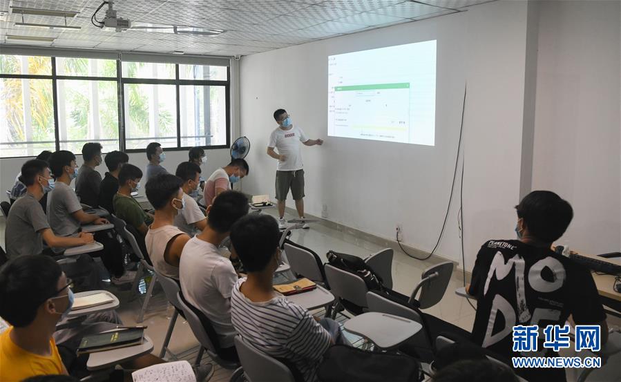 （在習(xí)近平新時(shí)代中國特色社會主義思想指引下&mdash;&mdash;新時(shí)代新作為新篇章&middot;習(xí)近平總書記關(guān)切事&middot;圖文互動）（9）我家大門常打開&mdash;&mdash;經(jīng)濟(jì)特區(qū)全方位對外開放故事