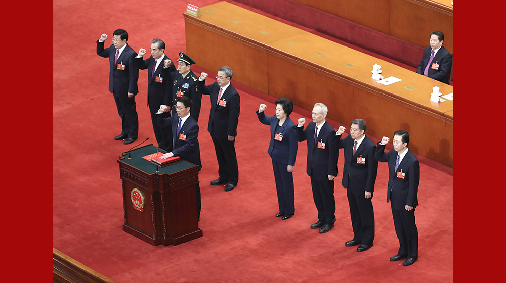 國務(wù)院副總理、國務(wù)委員、秘書長進(jìn)行憲法宣誓