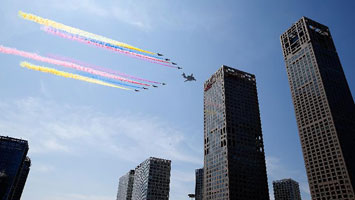 直升機組成&ldquo;70&rdquo;字樣飛過國貿(mào)