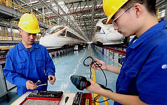 &ldquo;復(fù)興號&rdquo;提速在即 鐵路人保駕護(hù)航