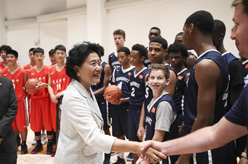 劉延?xùn)|觀看中美中學生男籃友誼賽