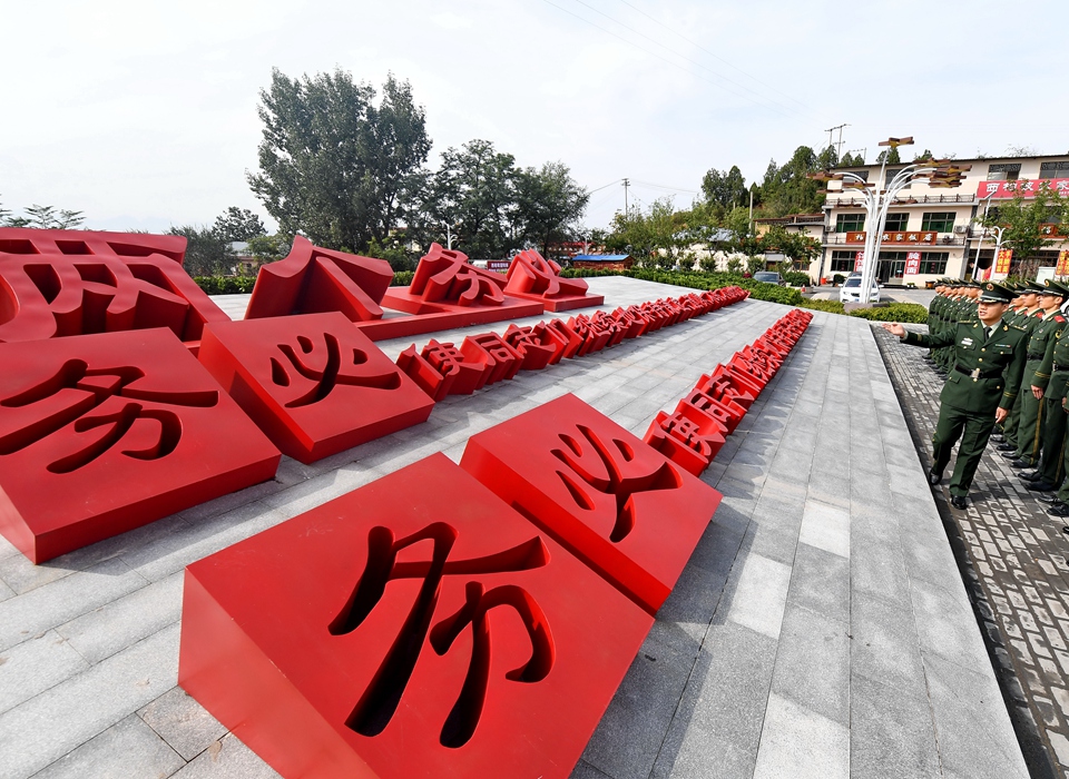 全面從嚴(yán)治黨，以更高能力和水平引領(lǐng)新時(shí)代